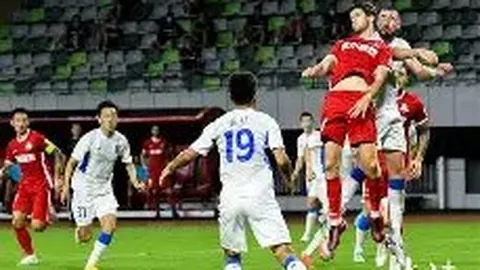 科比父女球场同框，指导女儿篮球赛精彩瞬间呈现