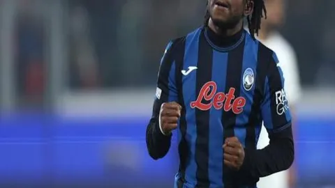 網球：泪洒沙地，“王者费”深情告别，纳达尔动情致敬引共鸣